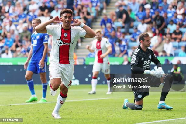 Che Adams of Southampton celebrates after scoring their team's second goal during the Premier League match between Leicester City and Southampton FC...
