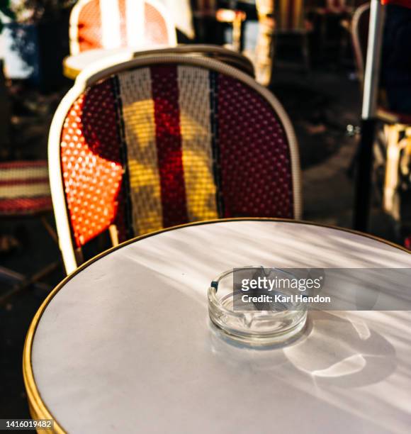 paris cafe scene - aschenbecher stock-fotos und bilder