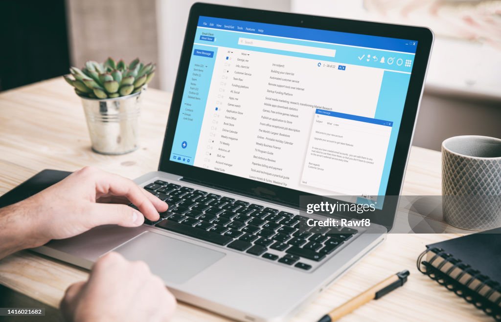 Comunicação por mensagem de e-mail. O usuário do computador trabalha com uma lista de e-mails do cliente.