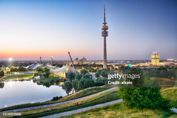 panorama des olympiaparks in münchen - olympischer park veranstaltungsort stock-fotos und bilder