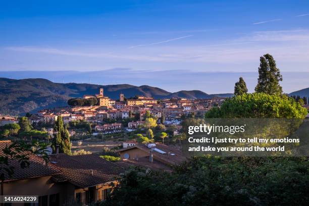 montescudaio, tuscany, italy, panoramic view on september - step walker stock-fotos und bilder