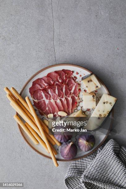 tapas con queso de pimienta, jamón, palitos de pan, higos y frutos secos - antipasto fotografías e imágenes de stock