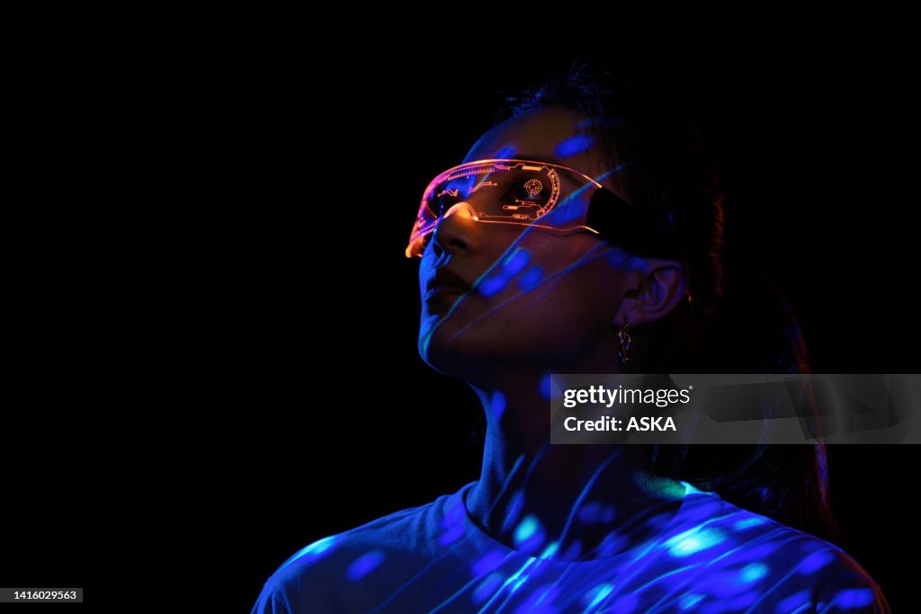 Metaverse digitale Cyber-Welt-Technologie, Mann mit Virtual-Reality-VR-Brille, die AR-Augmented-Reality-Spiel und Unterhaltung spielt, futuristischer Lebensstil
