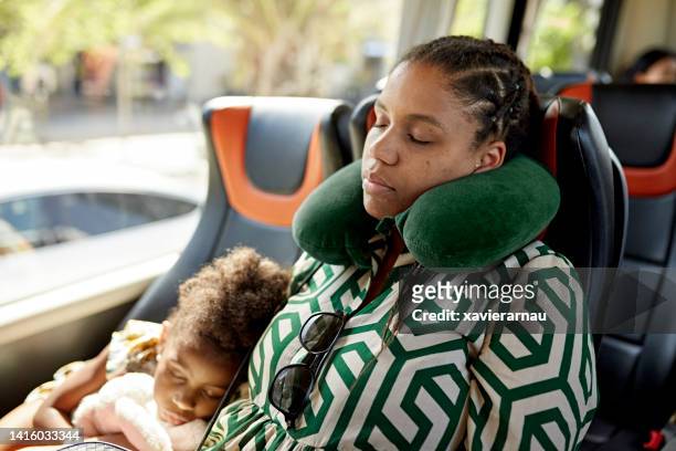 jeune famille noire dormant dans un autocar - coach bus photos et images de collection