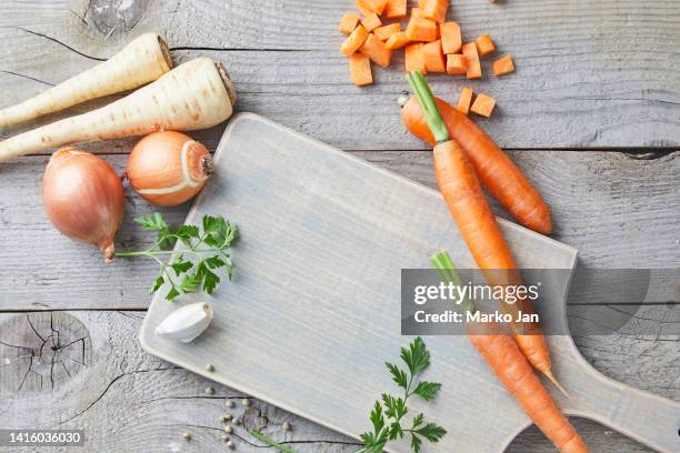 würzen auf einem grauen küchentisch aus holz, zur veganen suppen- oder eintopfzubereitung - kitchen bench from above stock-fotos und bilder