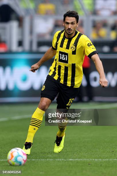 Mats Hummels of Dortmund runs with the ball during the Bundesliga match between Borussia Dortmund and SV Werder Bremen at Signal Iduna Park on August...