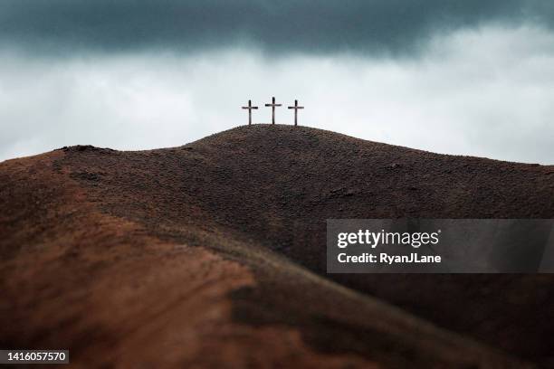 three crosses on dark hillside - death and resurrection of jesus 個照片及圖片檔