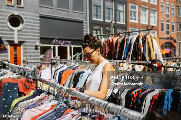 compras en el mercado abierto de ámsterdam - venta de artículos de segunda mano fotografías e imágenes de stock