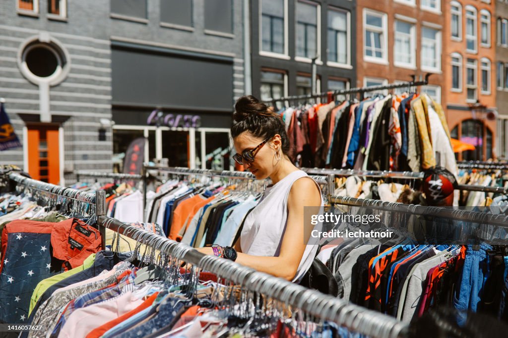 Shopping nel mercato aperto di Amsterdam