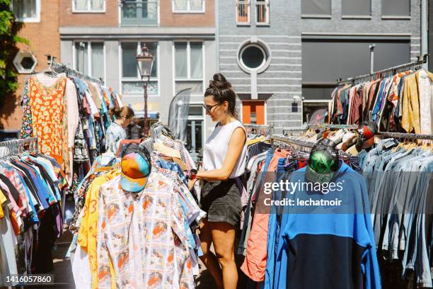 einkaufen auf dem amsterdamer marktplatz - flohmarkt stock-fotos und bilder