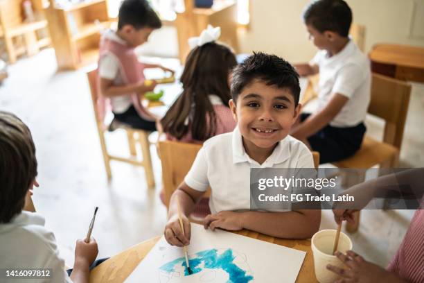 retrato de la pintura de escolares en el aula de la escuela - cultura mexicana fotografías e imágenes de stock
