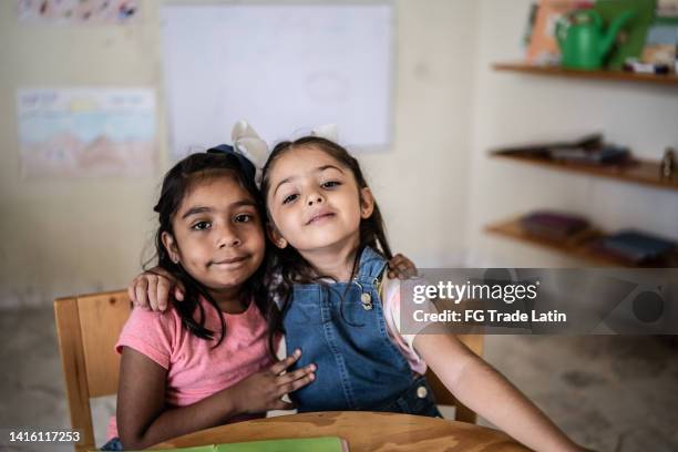 porträt von mädchen im klassenzimmer in der schule - tiny mexican girl stock-fotos und bilder