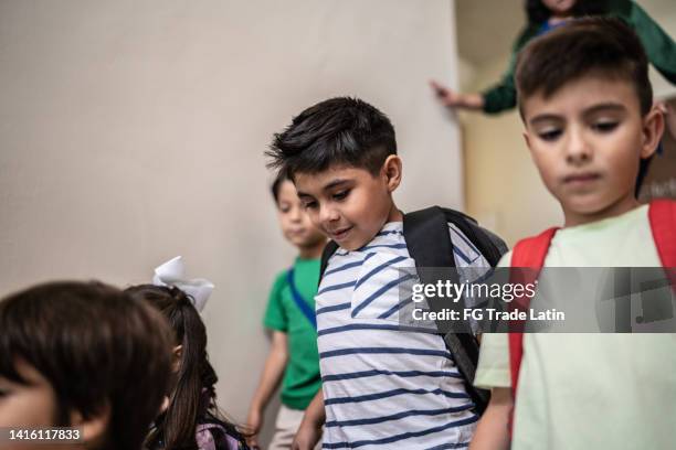 estudiantes bajando escaleras y saliendo de la escuela - niño cuatro años fotografías e imágenes de stock