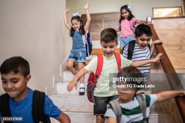 estudiantes bajando escaleras y saliendo de la escuela - 4 step fotografías e imágenes de stock