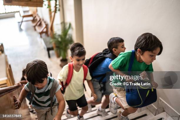 students moving up stairs and arriving at school - 7 steps stockfoto's en -beelden