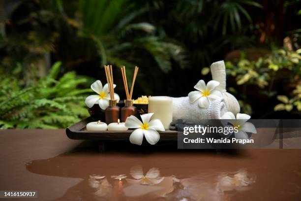 thai spa massage. spa treatment cosmetic beauty. therapy aromatherapy for care body women with candles for relax wellness. aroma and salt scrub setting ready healthy lifestyle - thai massage 個照片及圖片檔
