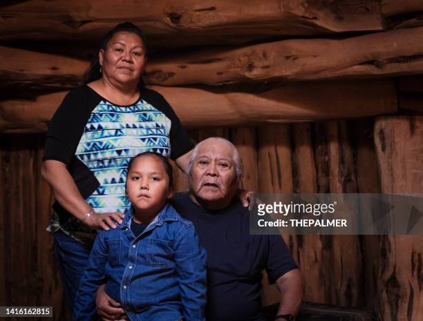 großvater, mutter und enkel familienporträt in einem navajo hogan - grandfather face stock-fotos und bilder