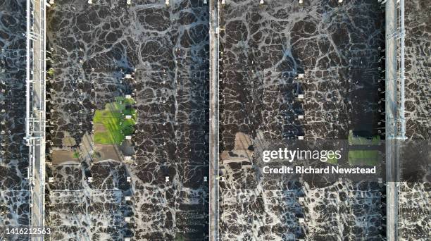 water treatment plant - serviços essenciais imagens e fotografias de stock