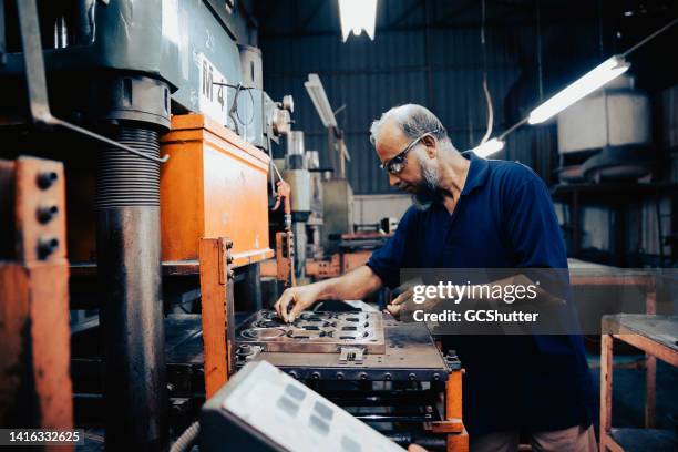 bediener von industriemaschinen - handhaben stock-fotos und bilder