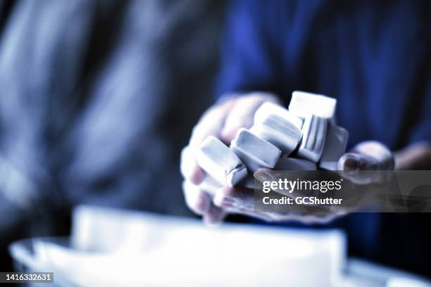 fabrikarbeiter, der rohstoffe in der hand hält - polymer stock-fotos und bilder