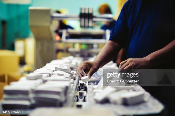 lavoratori della linea di produzione semi-qualificati per piccole imprese - polimero foto e immagini stock