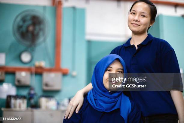 porträt einer weiblichen mitarbeiterin eines kleinen unternehmens - religiöse kleidung stock-fotos und bilder