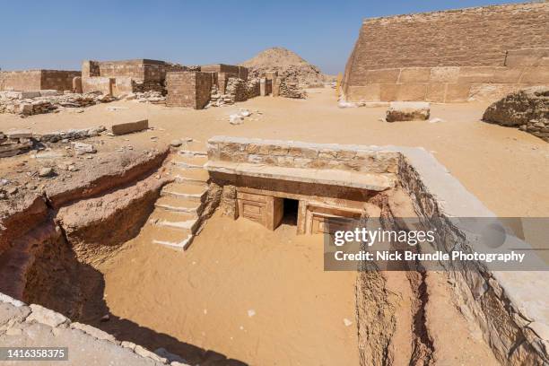 buried tombs, sakkara, egypt. - saqqara fotografías e imágenes de stock