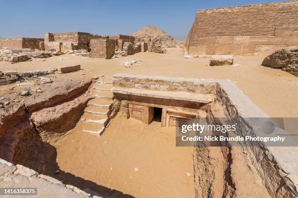 buried tombs, sakkara, egypt. - archeologie stockfoto's en -beelden