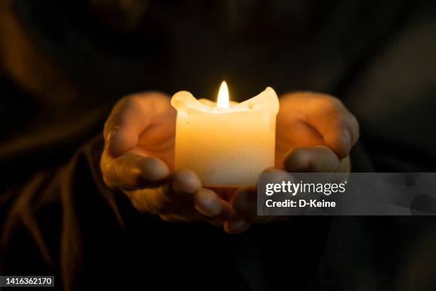 candle - geestelijken stockfoto's en -beelden