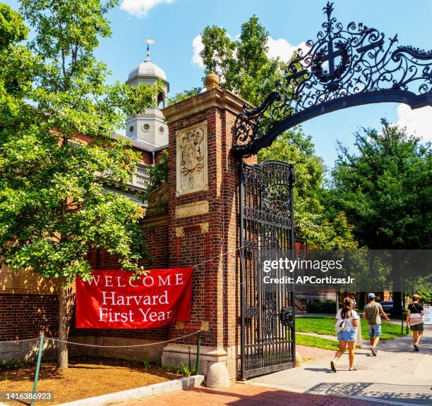welcome harvard first year students banner at harvard yard entrance - harvard university - cambridge massachusetts - harvard gate stock pictures, royalty-free photos & images