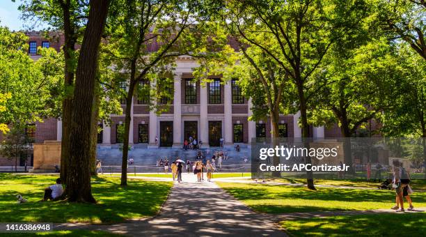 harvard yard and widener library - université harvard - cambridge massachusetts - campus photos et images de collection