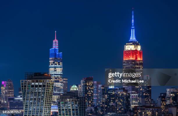 night view of midtown manhattan from hoboken, nj - empire state building red stock pictures, royalty-free photos & images