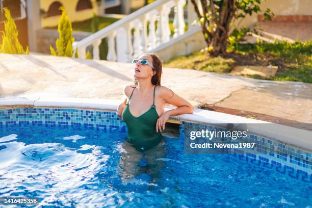 donna in piscina - cruise liner foto e immagini stock
