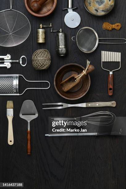 kitchen utensils art - keukengerei afdeling stockfoto's en -beelden