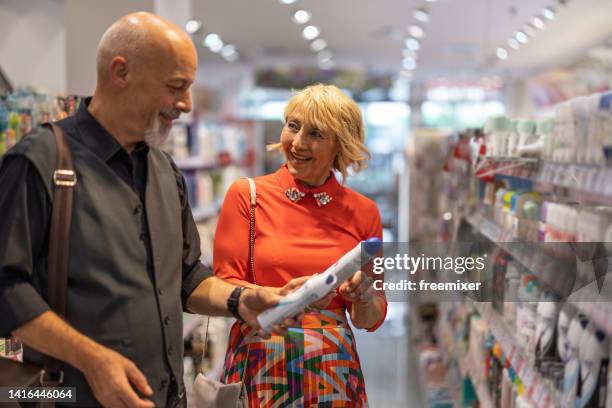 couple d’âge mûr au supermarché - deodorant photos et images de collection