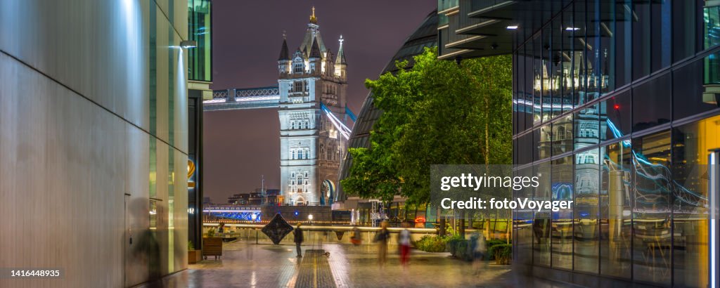 Mehr London historische Tower Bridge zwischen modernen Büros Nachtpanorama