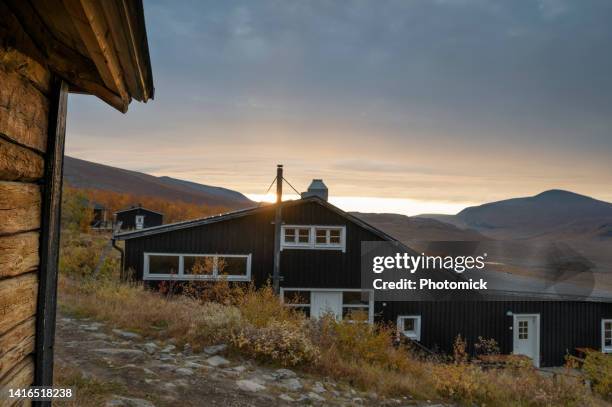 log cabin at the kebnekaise mountain station at sunset - swedish log cabin bildbanksfoton och bilder