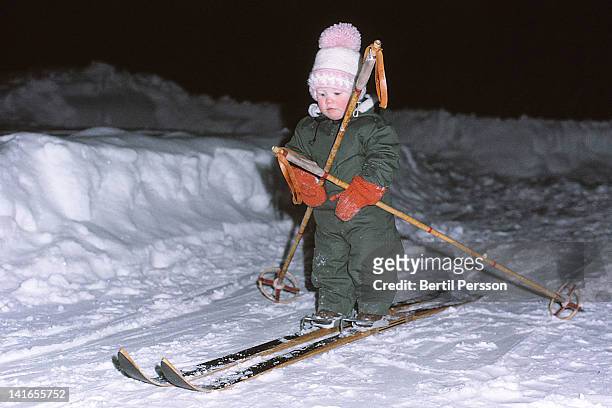 child on parents skis in sixties - 1966 bildbanksfoton och bilder