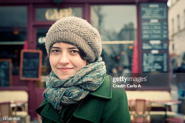 woman standing in front of cafe - café établissement de restauration photos et images de collection