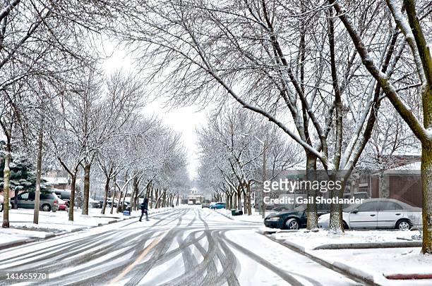 residential street in winter - brampton photos et images de collection