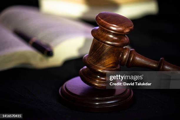 judge banging the gavel at court - gerechtsgebouw stockfoto's en -beelden