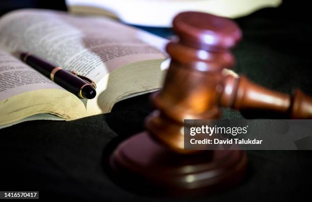 judge banging the gavel at court - exploitatie stockfoto's en -beelden