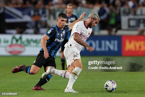 Theo Hernandez of AC Milan runs with the ball whilst under pressure from Ruslan Malinovskyi of Atalanta BC during the Serie A match between Atalanta...