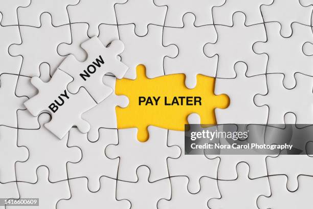 buy now pay later text on jigsaw puzzle - article de presse photos et images de collection