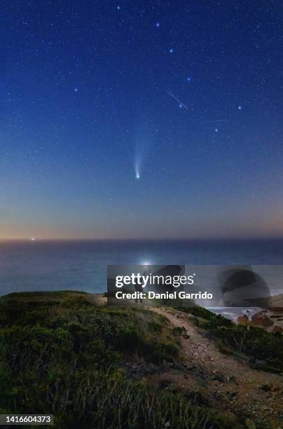 saying hello to comet neowise from the portuguese coast, ursa major and comet neowise, night photography - astrophysics fotografías e imágenes de stock