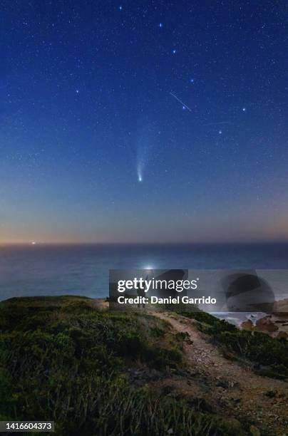 saying hello to comet neowise from the portuguese coast, ursa major and comet neowise, night photography - astrophysics ストックフォトと画像