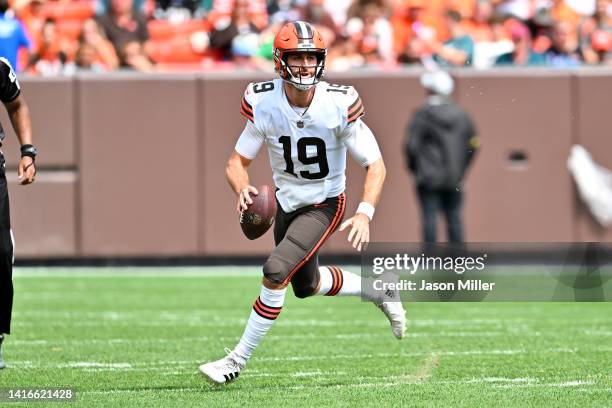 Quarterback Josh Rosen of the Cleveland Browns scrambles out of the pocket during the third quarter of a preseason game against the Philadelphia...