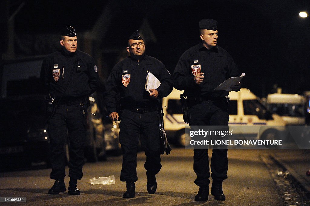 Police Riot Raid French riot policemen patrol as members of the RAID special police ...