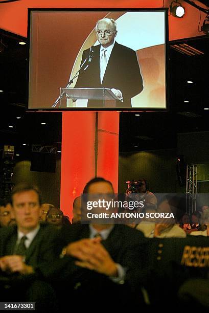 Members of the world petroleum industry listen as US Chevron Texaco President David J. O'Reilly speaks 04 September 2002, in Rio de Janeiro, Brazil,...