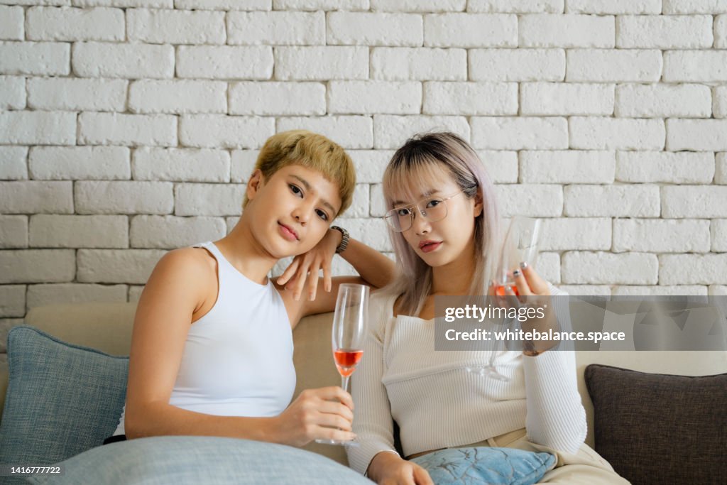 Allegra coppia lesbica asiatica che festeggia l'anniversario.